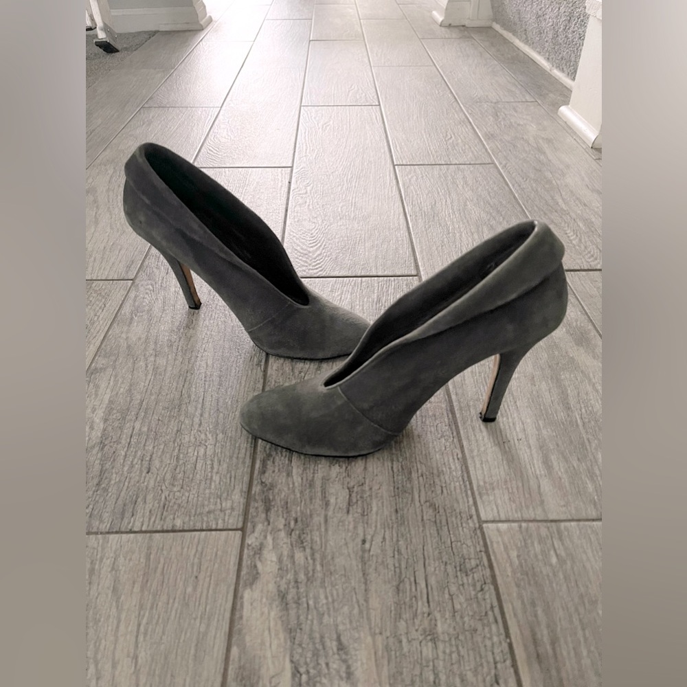 Front V-Open Suede Pumps